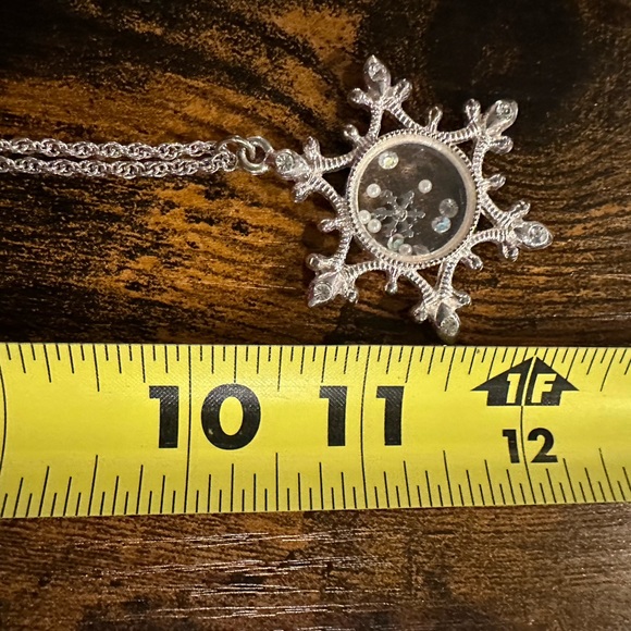 Snowflake Neclace - Picture 5 of 5
